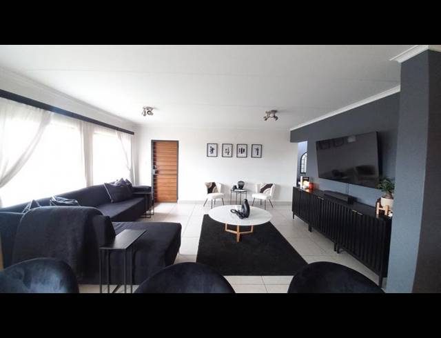 3 BEDROOM APARTMENT FOR SALE IN GLEN MARAIS